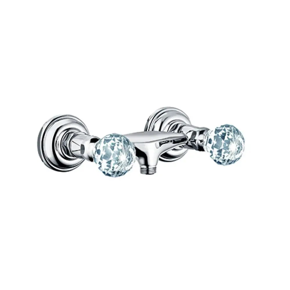 Elegante Wandarmatur in Chrom mit kristallenen Bedienknöpfen, hergestellt von Kludi. Sie dient zur Steuerung der Wasserzufuhr und ist für eine Dusche konzipiert.